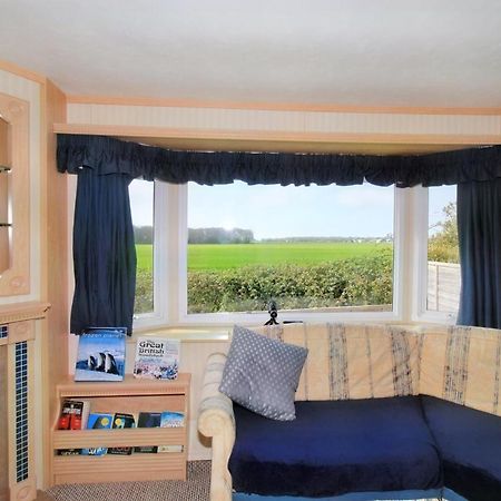 فيلا Orchard View Retreat - Dog Friendly, Enclosed Private Garden With Weather Dependant Hot Tub - Not On A Holiday Park Little Clacton المظهر الخارجي الصورة