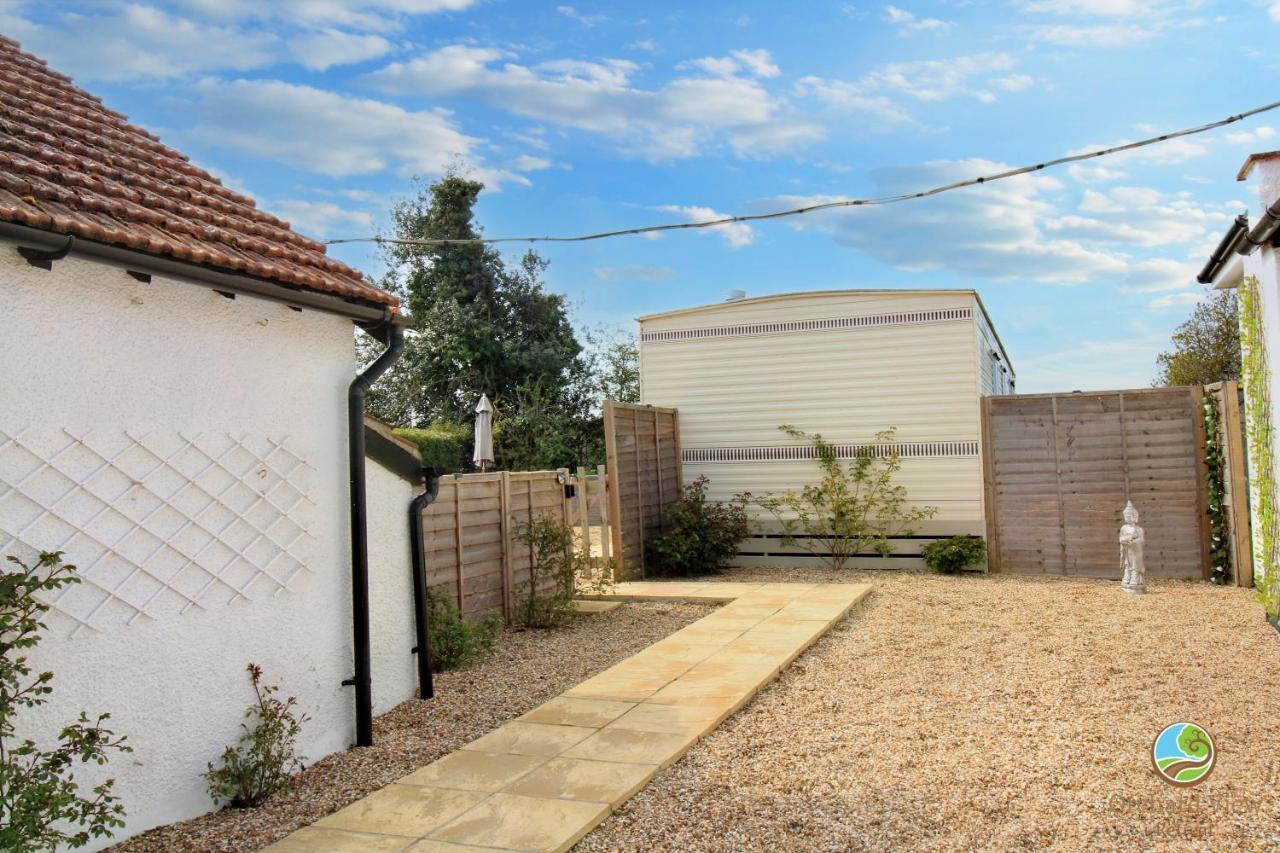 فيلا Orchard View Retreat - Dog Friendly, Enclosed Private Garden With Weather Dependant Hot Tub - Not On A Holiday Park Little Clacton المظهر الخارجي الصورة